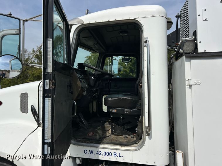 image for item ET3467 2003 Peterbilt 330 utility / service truck