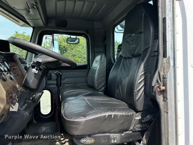 image for item ET3467 2003 Peterbilt 330 utility / service truck