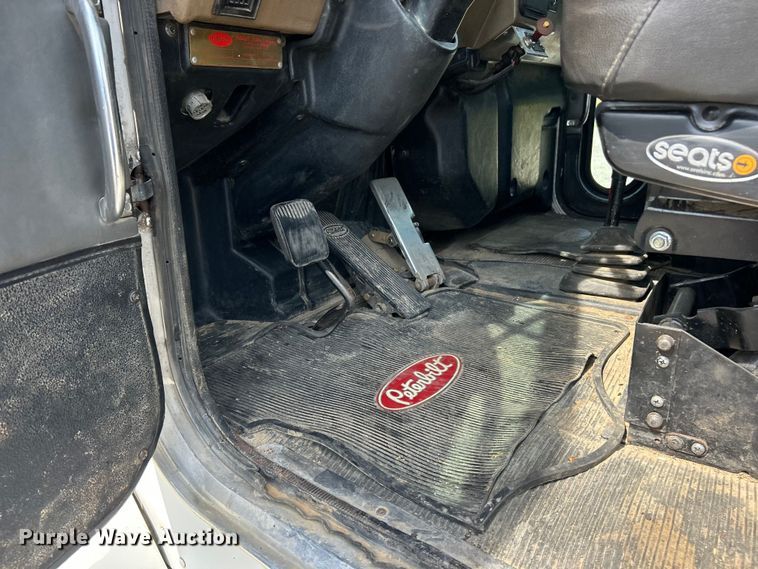 image for item ET3467 2003 Peterbilt 330 utility / service truck