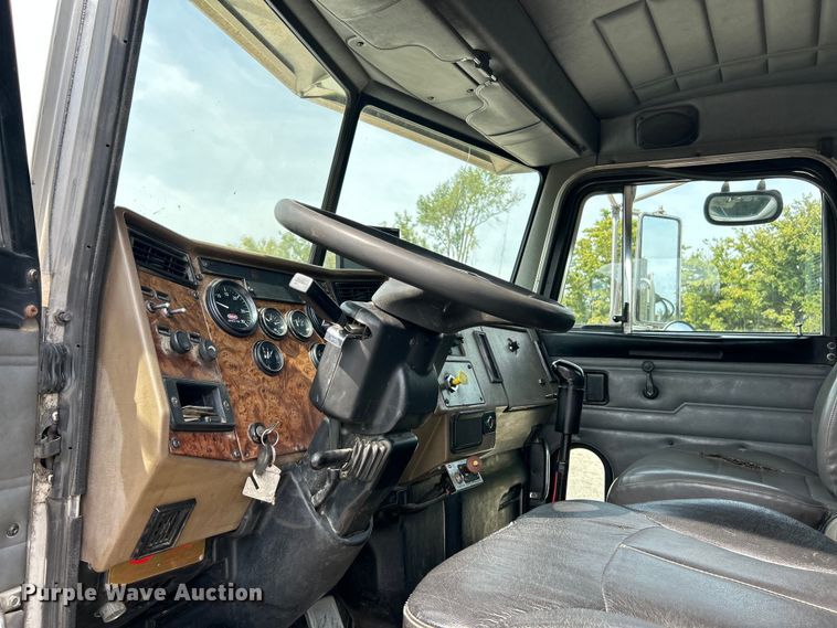 image for item ET3467 2003 Peterbilt 330 utility / service truck