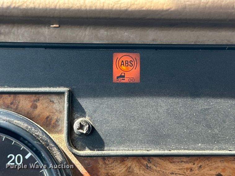 image for item ET3467 2003 Peterbilt 330 utility / service truck