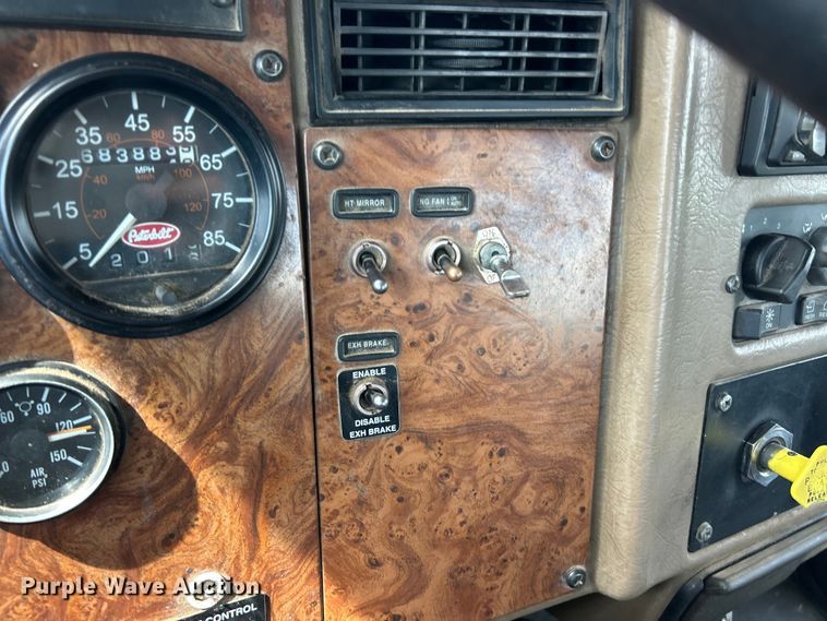 image for item ET3467 2003 Peterbilt 330 utility / service truck