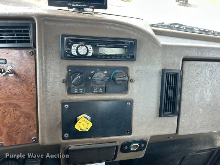 image for item ET3467 2003 Peterbilt 330 utility / service truck