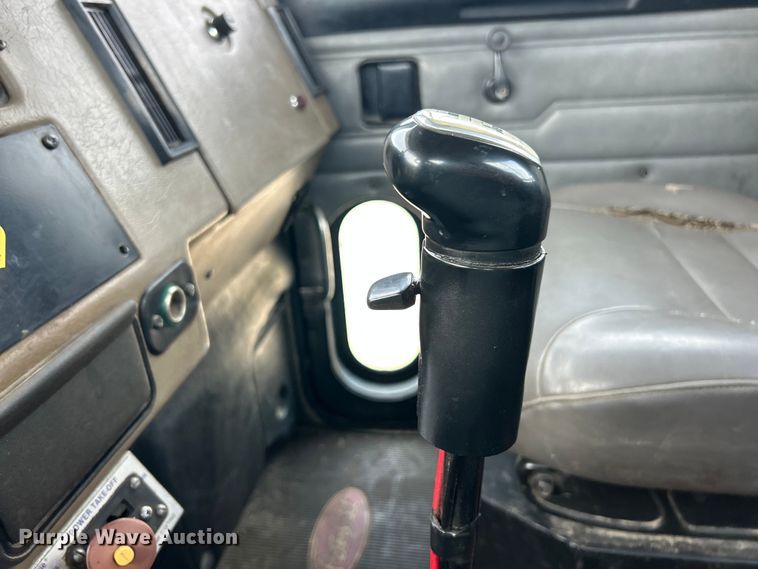 image for item ET3467 2003 Peterbilt 330 utility / service truck