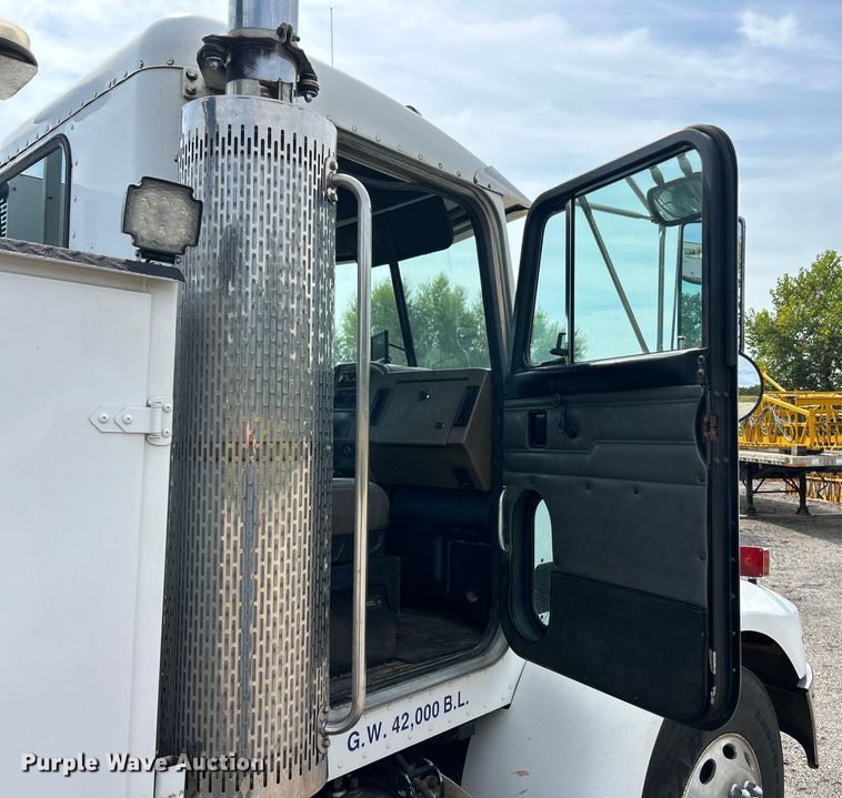 image for item ET3467 2003 Peterbilt 330 utility / service truck