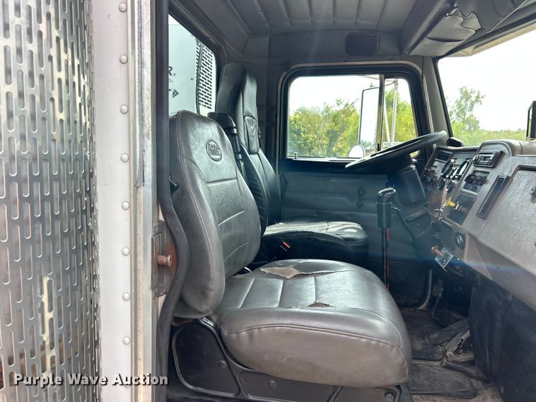 image for item ET3467 2003 Peterbilt 330 utility / service truck