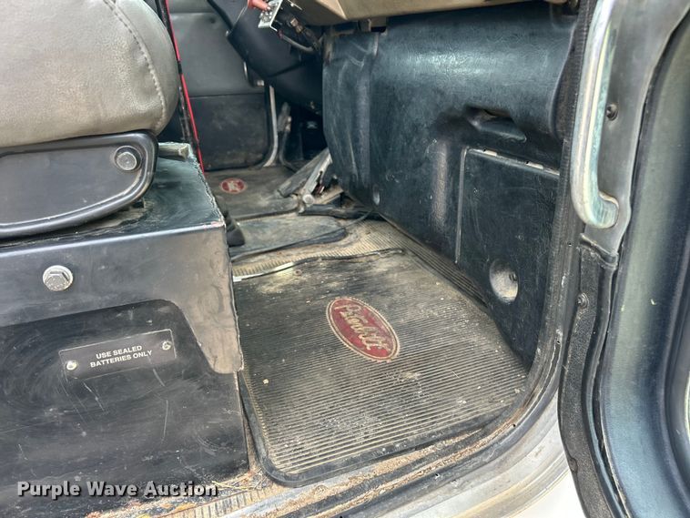 image for item ET3467 2003 Peterbilt 330 utility / service truck