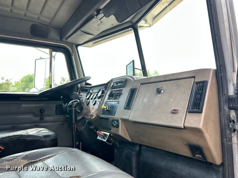 image for item ET3467 2003 Peterbilt 330 utility / service truck