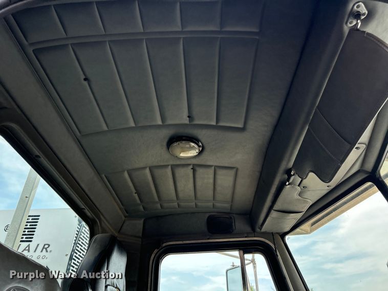 image for item ET3467 2003 Peterbilt 330 utility / service truck