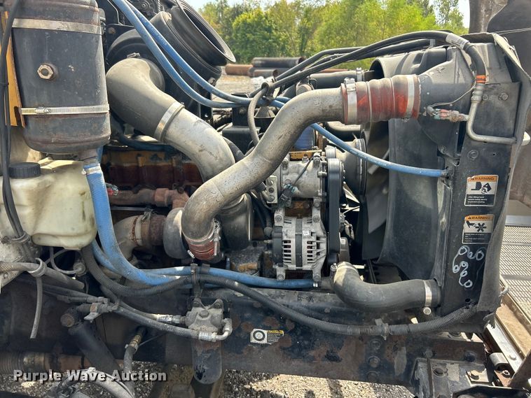 image for item ET3467 2003 Peterbilt 330 utility / service truck