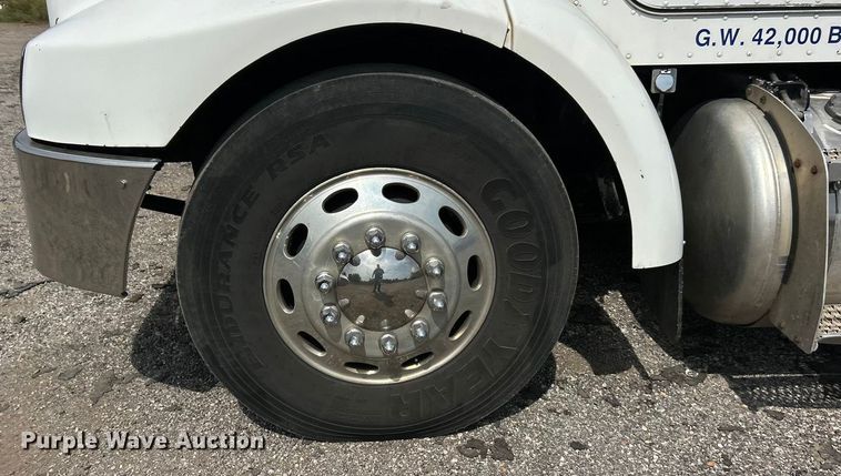 image for item ET3467 2003 Peterbilt 330 utility / service truck