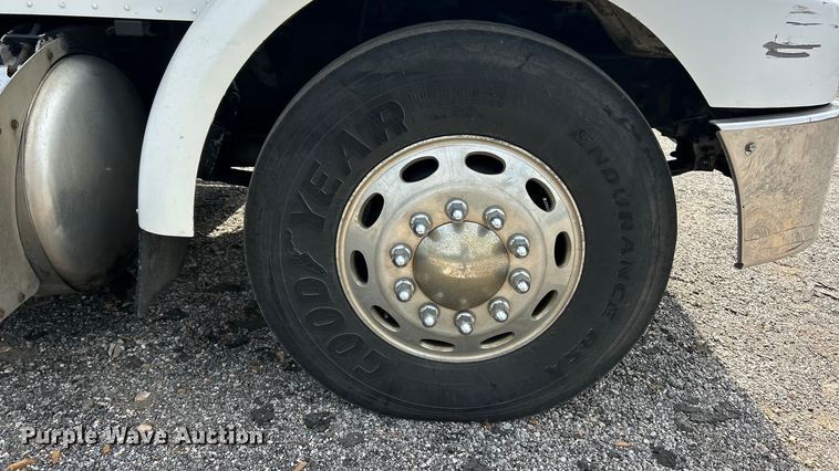 image for item ET3467 2003 Peterbilt 330 utility / service truck