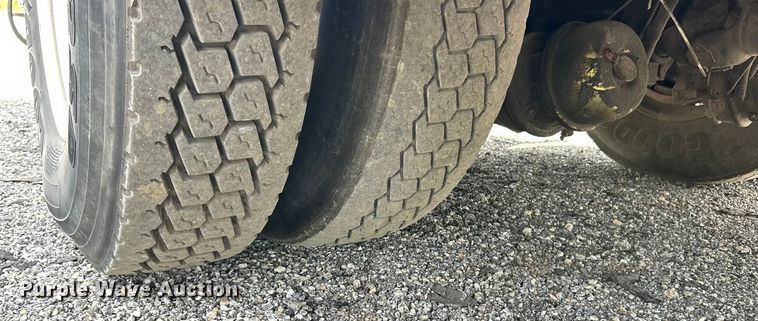 image for item ET3467 2003 Peterbilt 330 utility / service truck