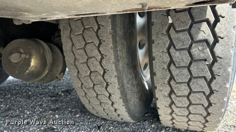 image for item ET3467 2003 Peterbilt 330 utility / service truck