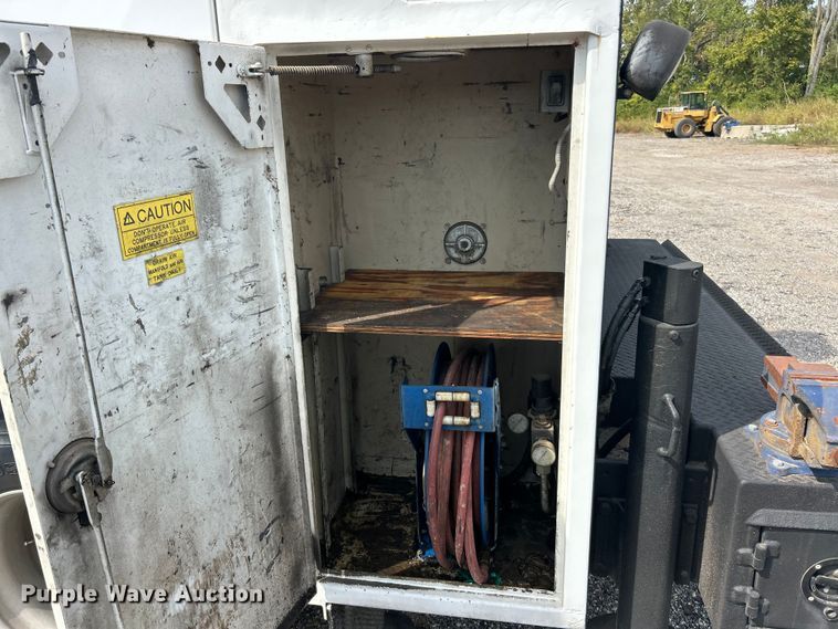 image for item ET3468 2002 Freightliner FL60 utility / service truck