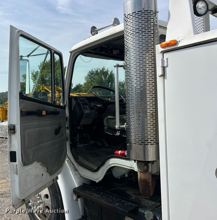 image for item ET3468 2002 Freightliner FL60 utility / service truck