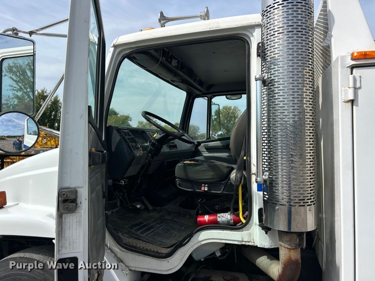 image for item ET3468 2002 Freightliner FL60 utility / service truck