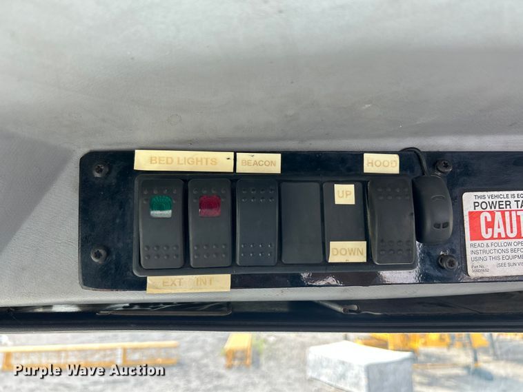 image for item ET3468 2002 Freightliner FL60 utility / service truck