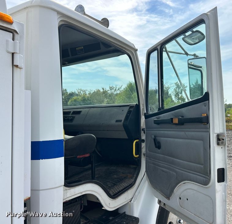 image for item ET3468 2002 Freightliner FL60 utility / service truck