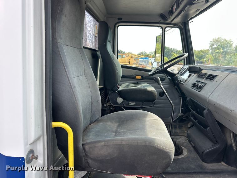 image for item ET3468 2002 Freightliner FL60 utility / service truck