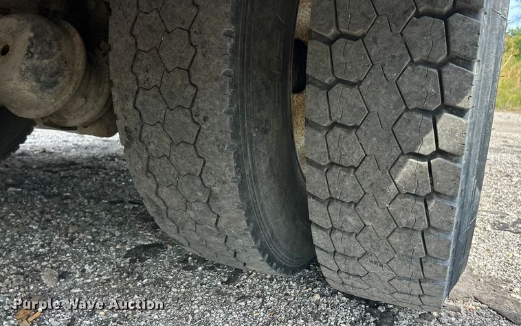 image for item ET3468 2002 Freightliner FL60 utility / service truck