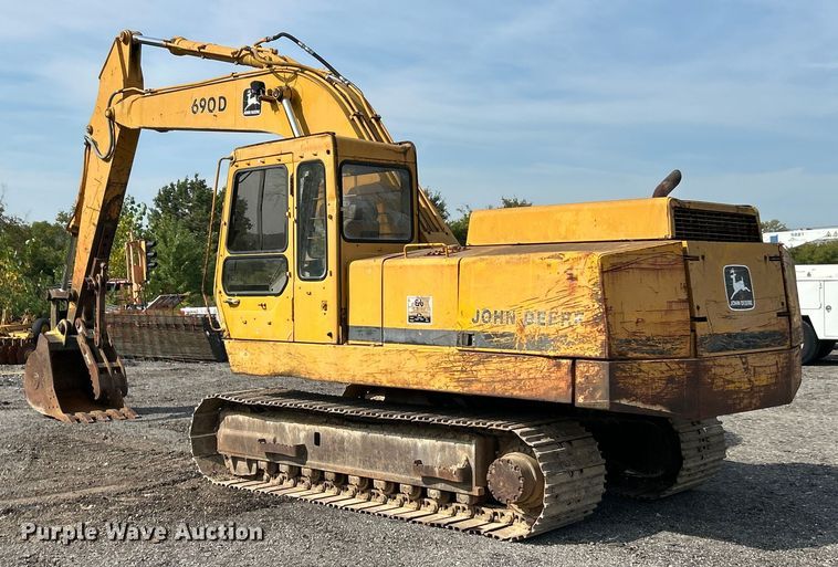 image for item ET3474 1988 John Deere 690D excavator