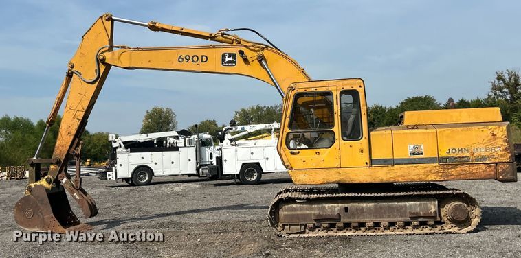 image for item ET3474 1988 John Deere 690D excavator