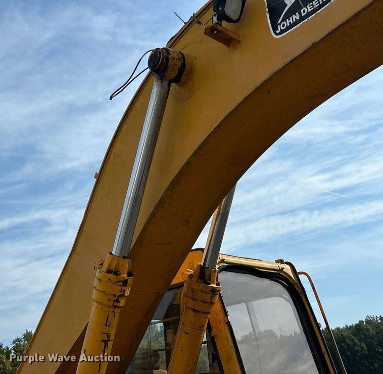 image for item ET3474 1988 John Deere 690D excavator