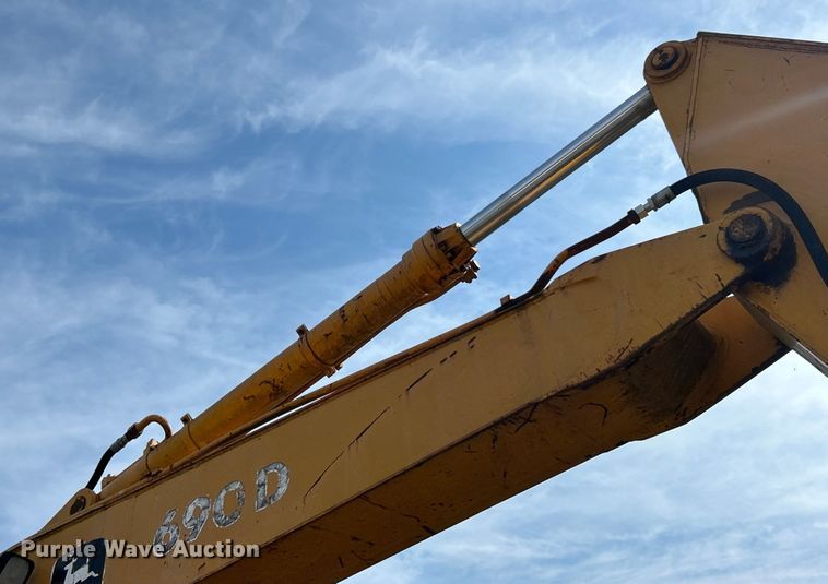 image for item ET3474 1988 John Deere 690D excavator