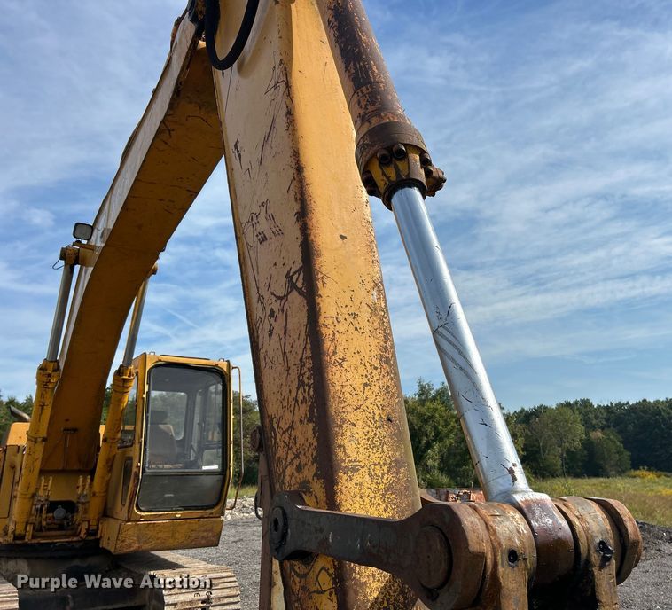 image for item ET3474 1988 John Deere 690D excavator