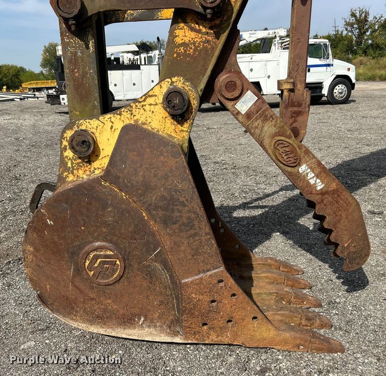 image for item ET3474 1988 John Deere 690D excavator