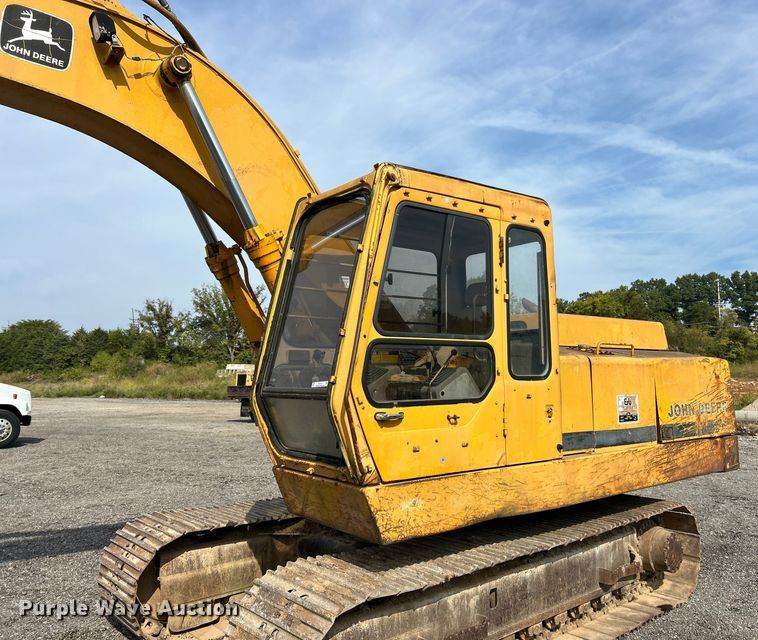 image for item ET3474 1988 John Deere 690D excavator