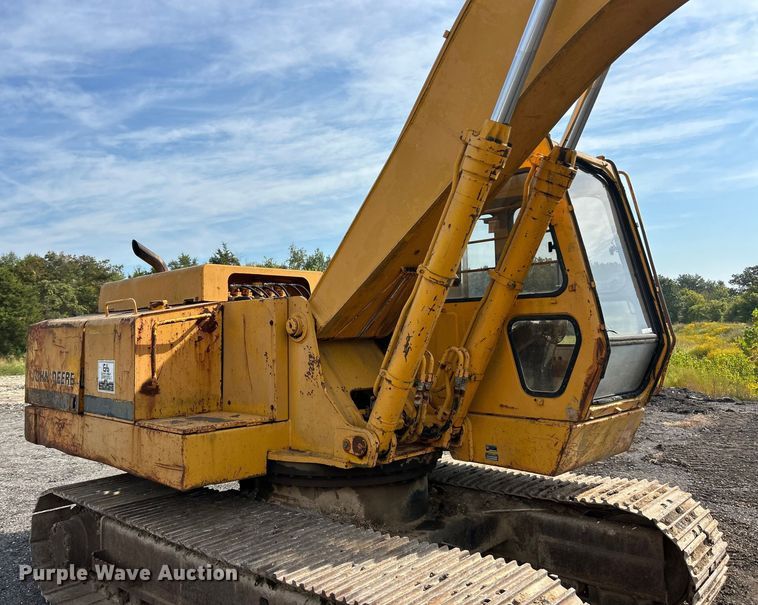 image for item ET3474 1988 John Deere 690D excavator