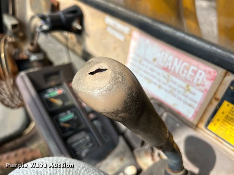 image for item ET3474 1988 John Deere 690D excavator