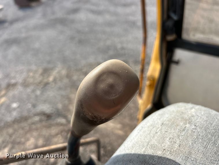 image for item ET3474 1988 John Deere 690D excavator