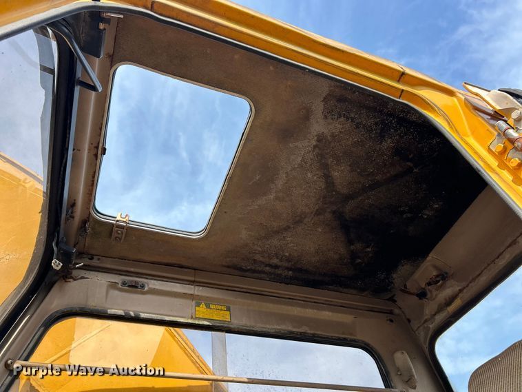 image for item ET3474 1988 John Deere 690D excavator