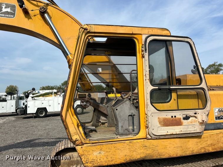 image for item ET3474 1988 John Deere 690D excavator