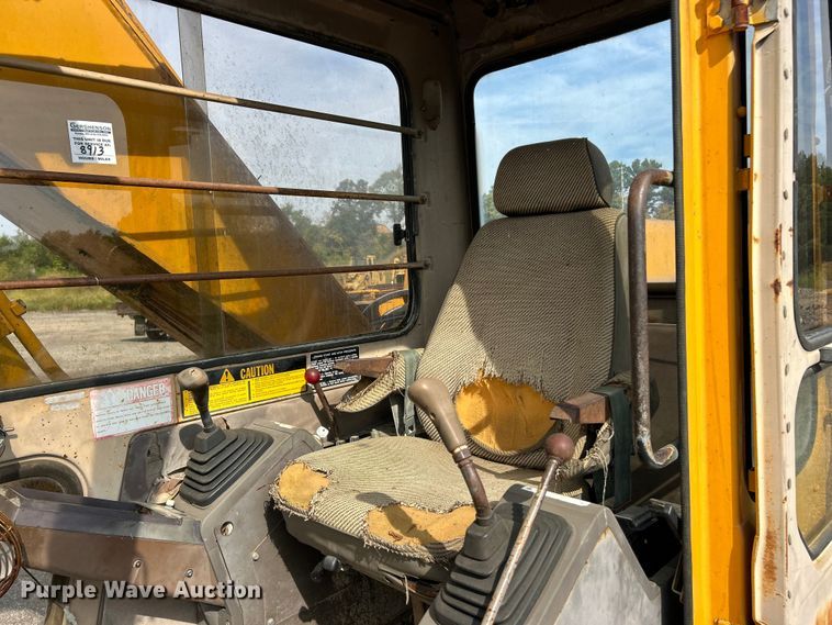 image for item ET3474 1988 John Deere 690D excavator