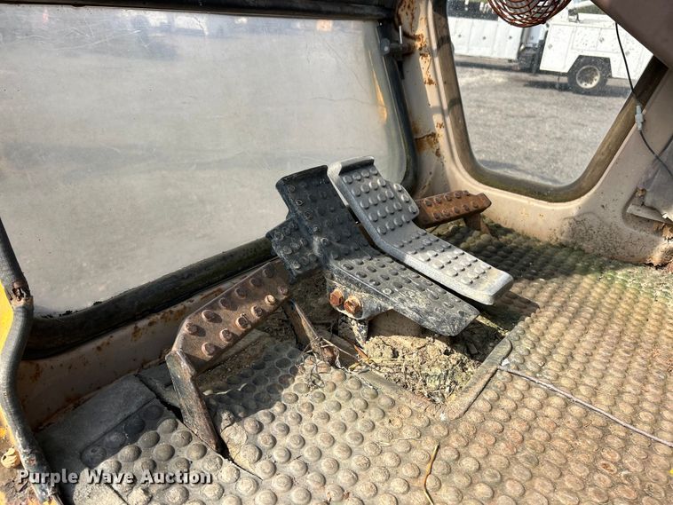 image for item ET3474 1988 John Deere 690D excavator