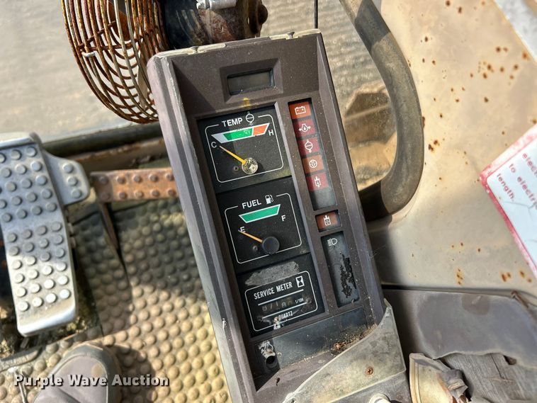 image for item ET3474 1988 John Deere 690D excavator