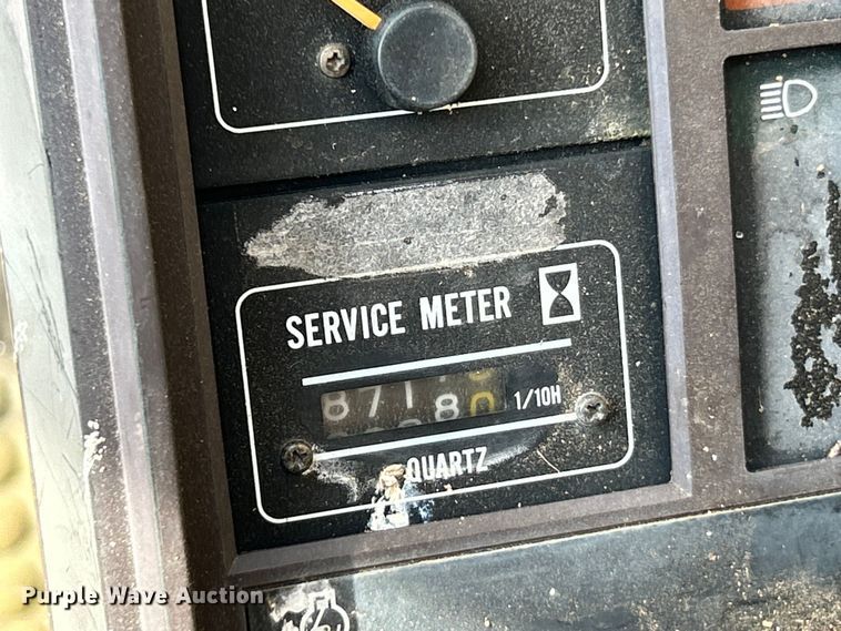 image for item ET3474 1988 John Deere 690D excavator