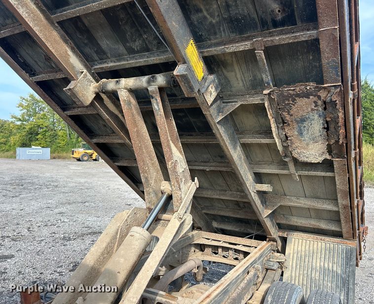 image for item ET3477 1996 Mitsubishi Fuso FH211 dump flatbed truck