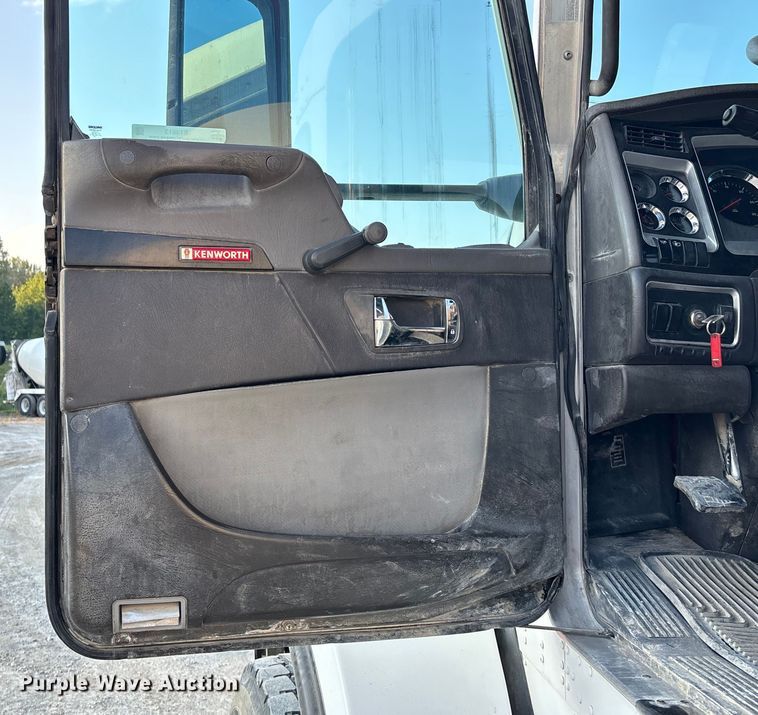 image for item ET4613 2007 Kenworth T800 ready mix truck