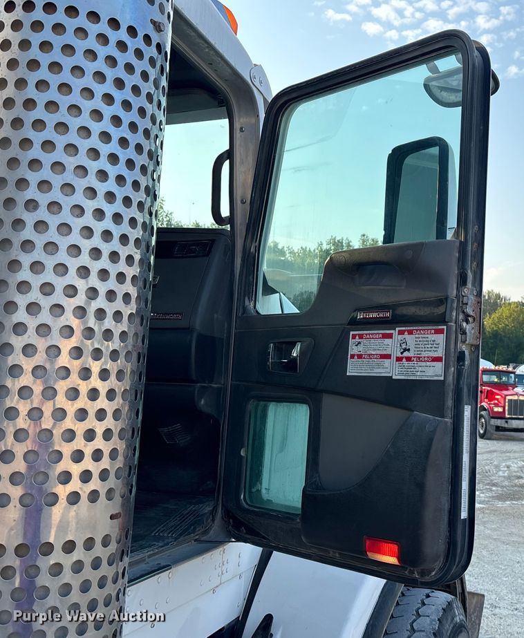 image for item ET4613 2007 Kenworth T800 ready mix truck