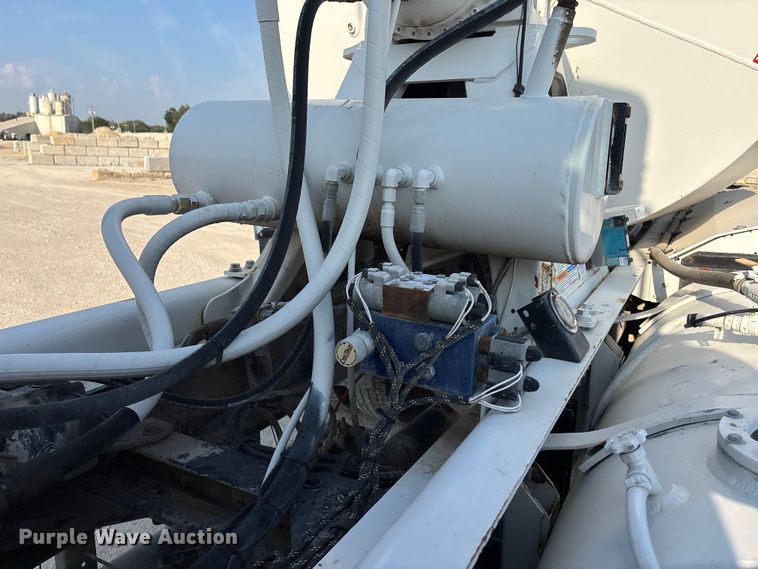 image for item ET4614 2004 Kenworth W900 ready mix truck