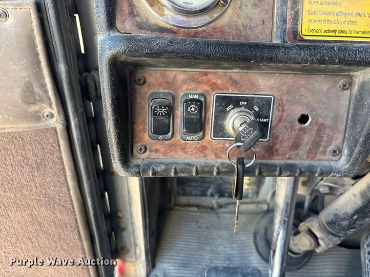 image for item ET4614 2004 Kenworth W900 ready mix truck