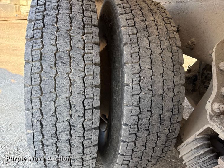 image for item ET4614 2004 Kenworth W900 ready mix truck