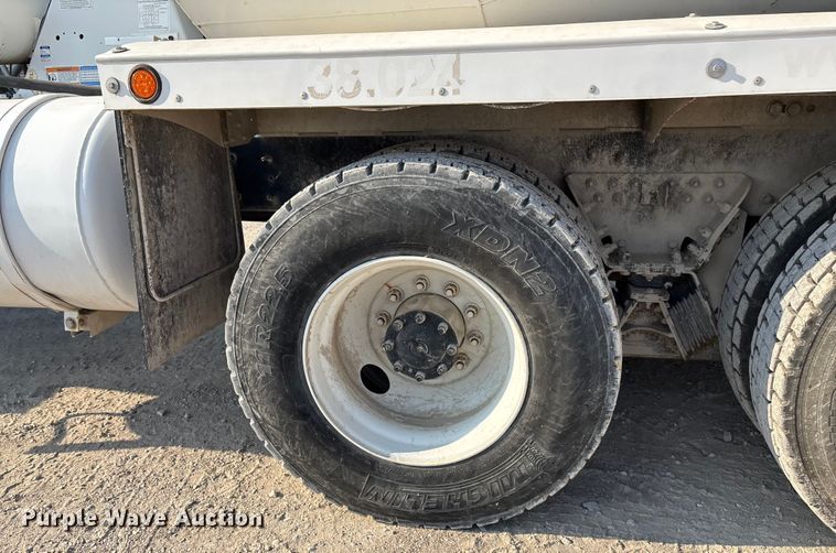 image for item ET4614 2004 Kenworth W900 ready mix truck