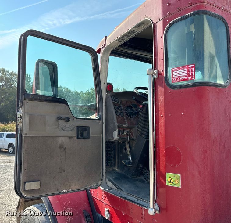 image for item ET4615 2002 Kenworth T800 ready mix truck