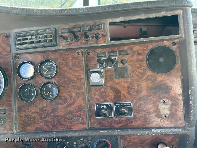 image for item ET4615 2002 Kenworth T800 ready mix truck